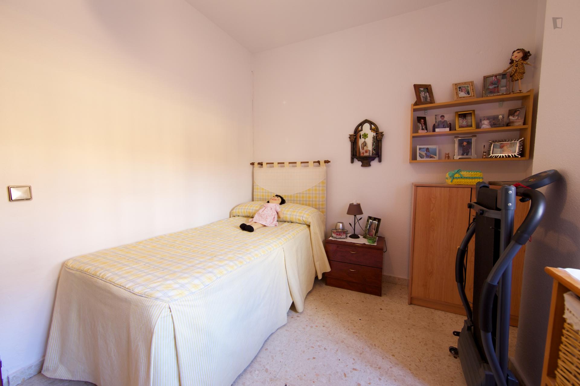 Adorable single bedroom in a 4-bedroom apartment in Parque Azahara