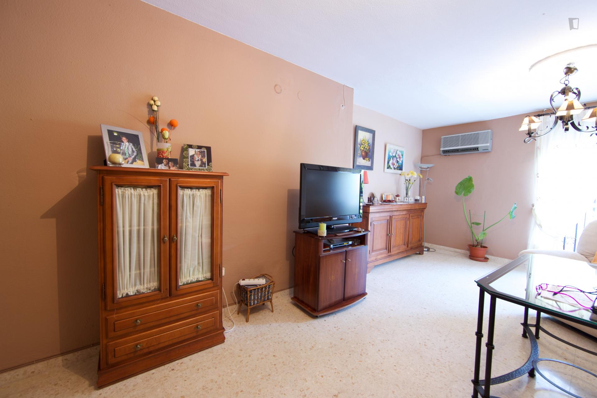 Adorable single bedroom in a 4-bedroom apartment in Parque Azahara
