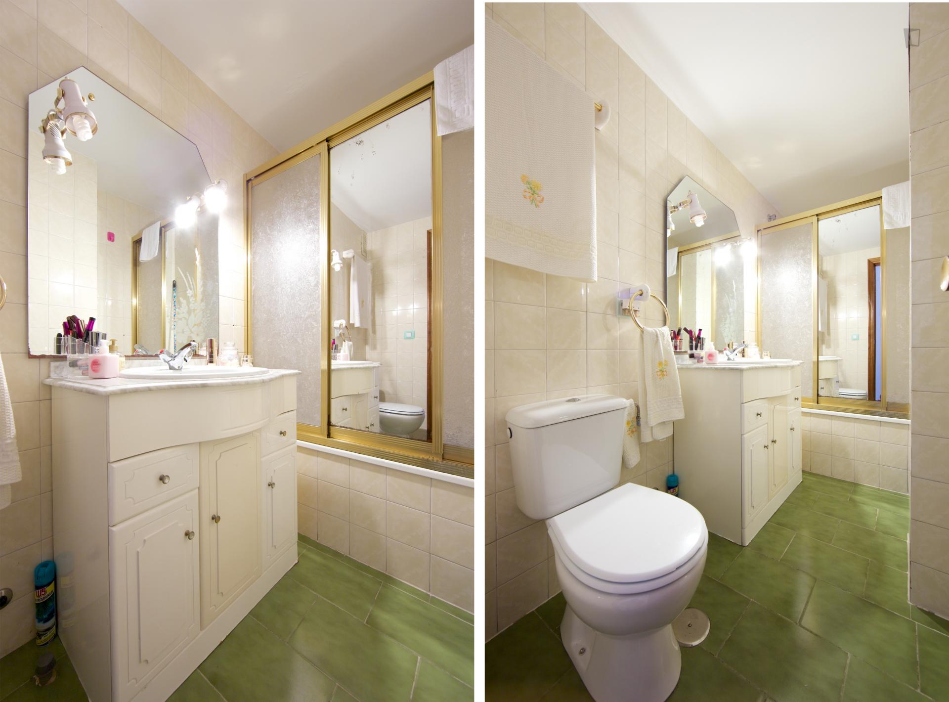 Adorable single bedroom in a 4-bedroom apartment in Parque Azahara