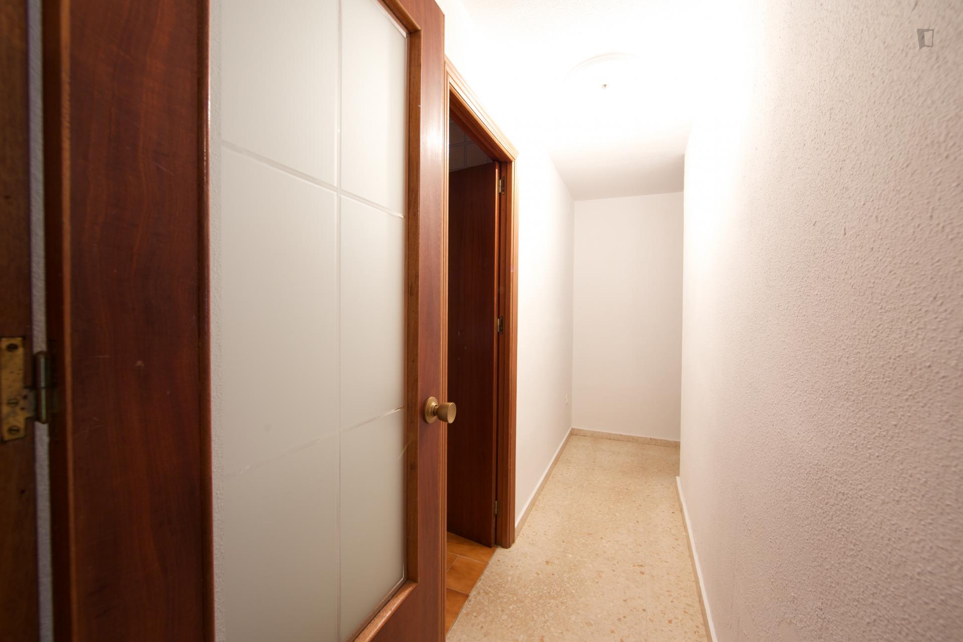 Adorable single bedroom in a 4-bedroom apartment in Parque Azahara