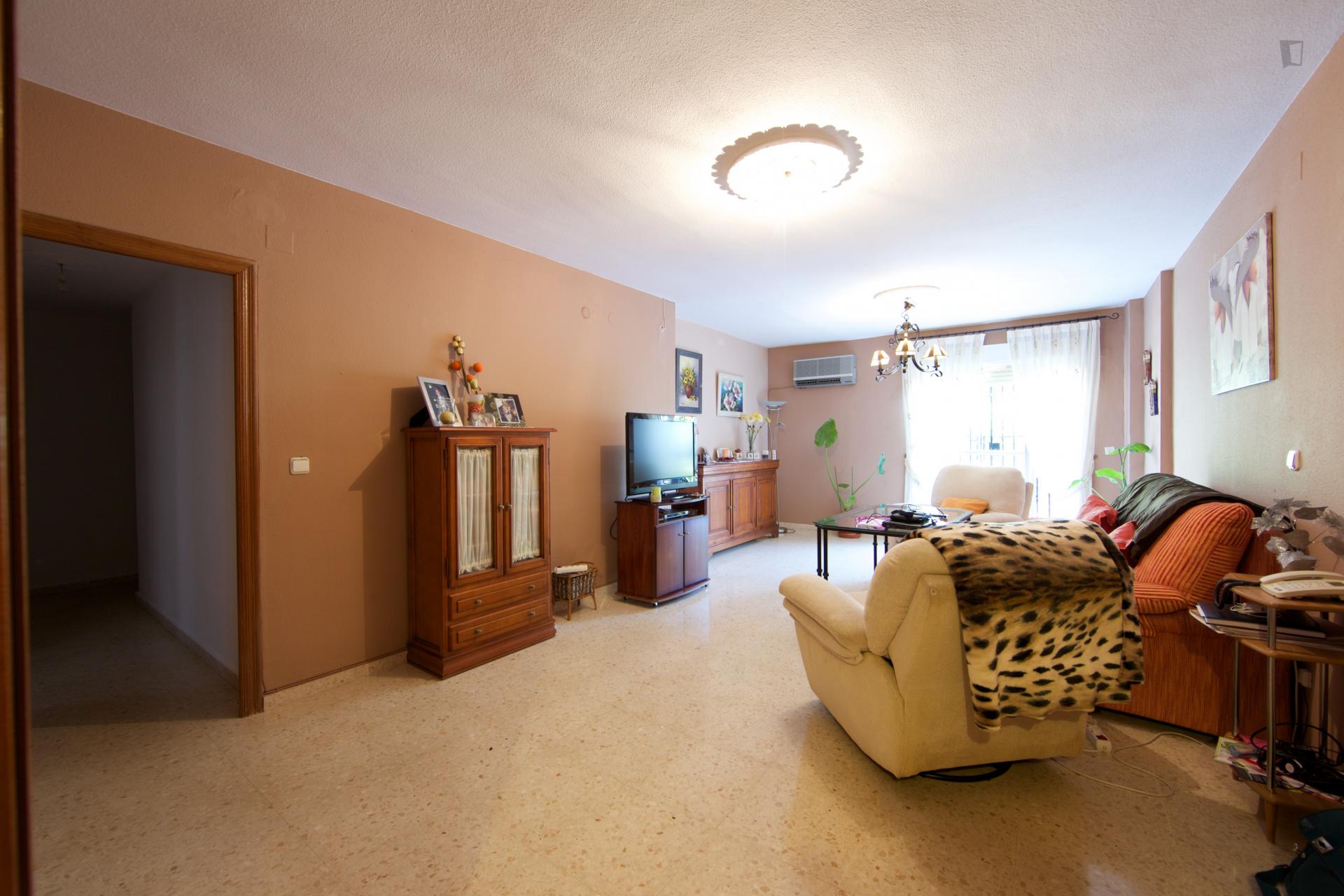 Adorable single bedroom in a 4-bedroom apartment in Parque Azahara