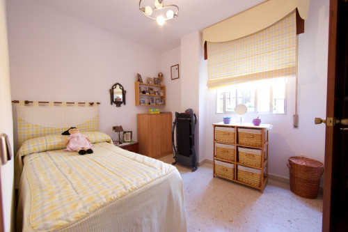 Adorable single bedroom in a 4-bedroom apartment in Parque Azahara - Gallery - 16