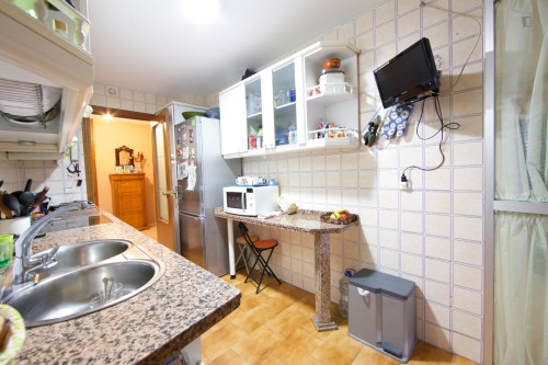 Adorable single bedroom in a 4-bedroom apartment in Parque Azahara