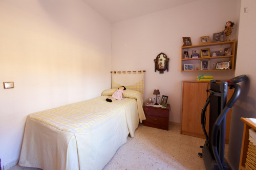 Adorable single bedroom in a 4-bedroom apartment in Parque Azahara - Gallery - 26
