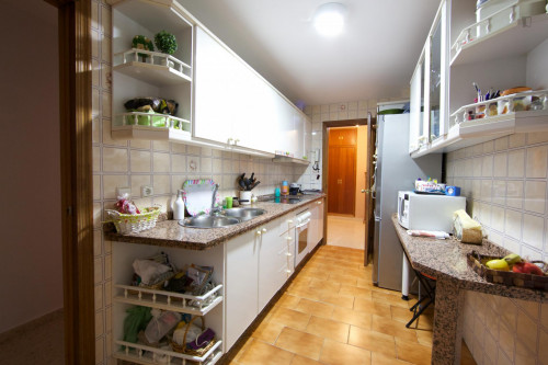 Adorable single bedroom in a 4-bedroom apartment in Parque Azahara - Gallery - 17
