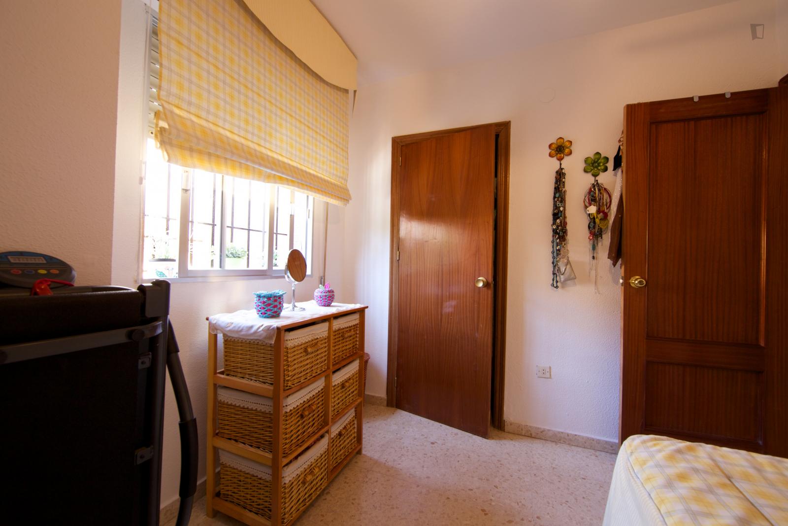 Adorable Single Bedroom In A 4-Bedroom Apartment In Parque Azahara - Adorable single bedroom in a 4-bedroom apartment in Parque Azahara - Gallery - 3
