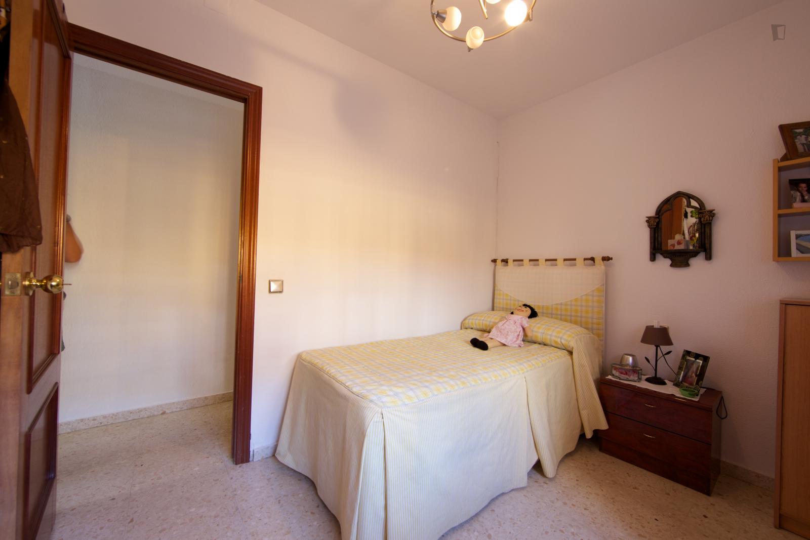 Adorable Single Bedroom In A 4-Bedroom Apartment In Parque Azahara - Adorable single bedroom in a 4-bedroom apartment in Parque Azahara - Gallery - 4