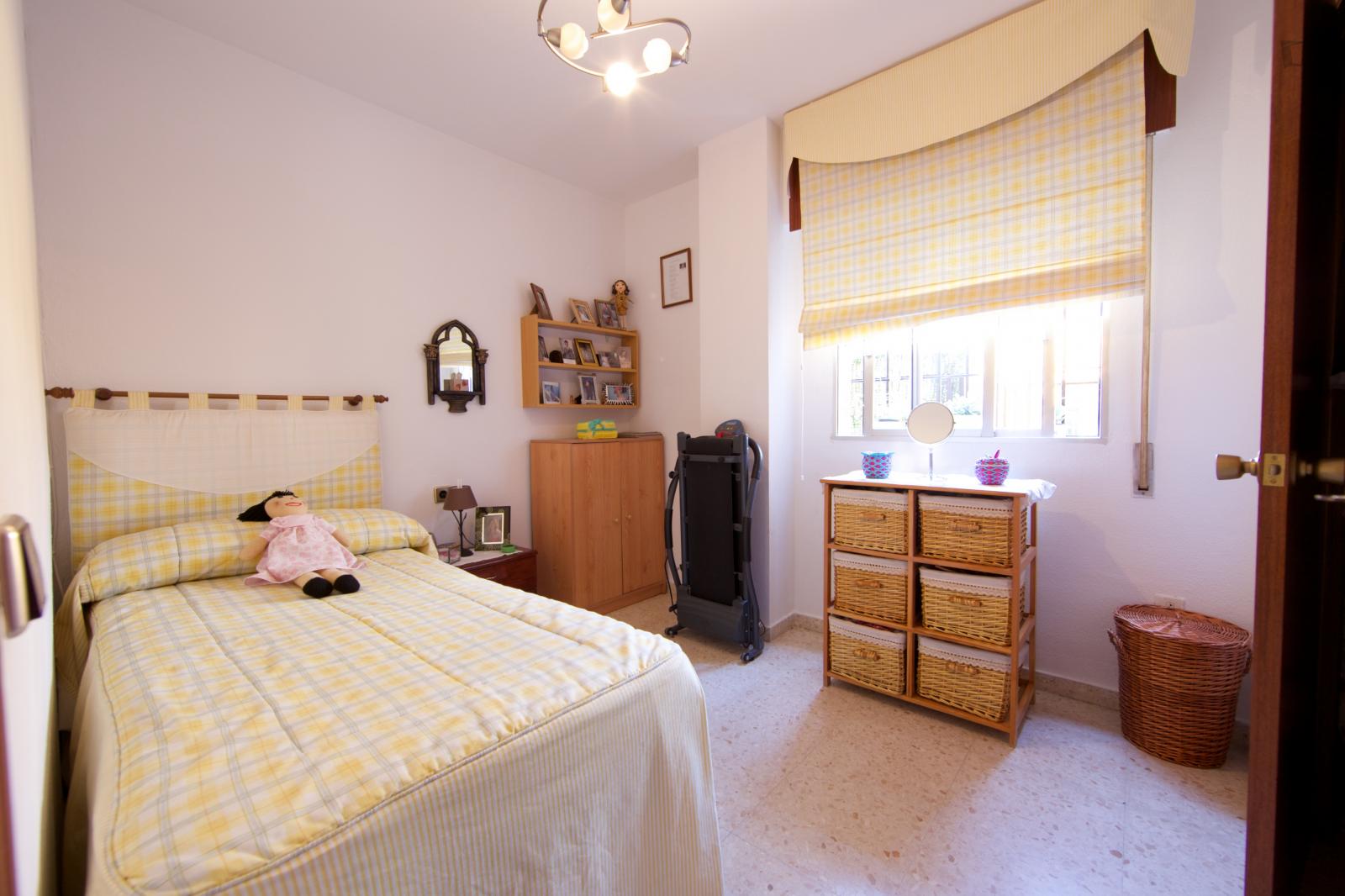 Adorable Single Bedroom In A 4-Bedroom Apartment In Parque Azahara - Adorable single bedroom in a 4-bedroom apartment in Parque Azahara - Gallery - 6