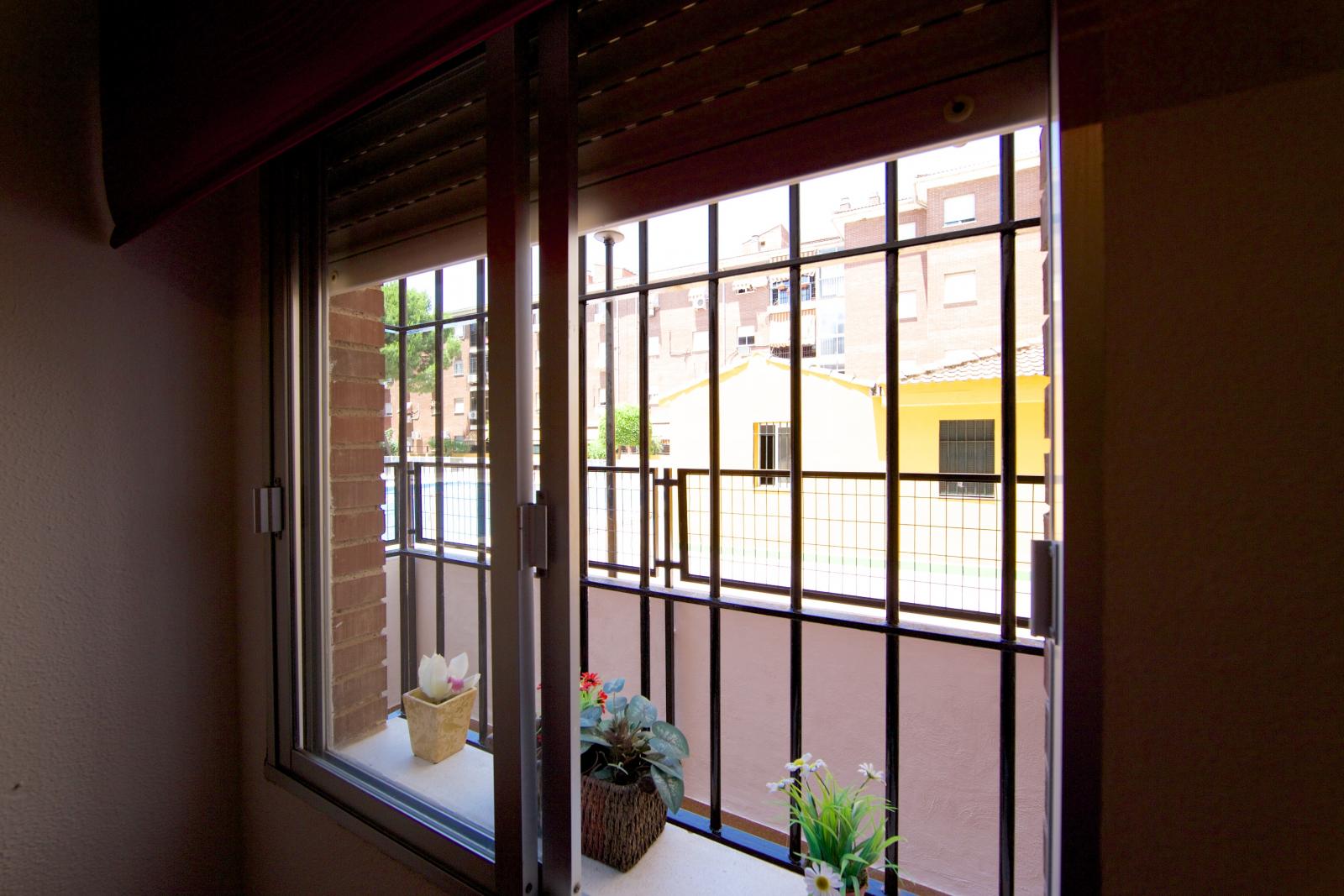 Adorable Single Bedroom In A 4-Bedroom Apartment In Parque Azahara - Adorable single bedroom in a 4-bedroom apartment in Parque Azahara - Gallery - 5