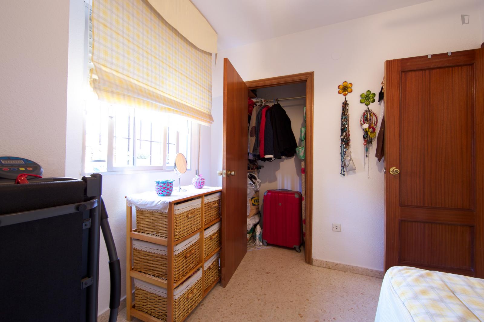 Adorable Single Bedroom In A 4-Bedroom Apartment In Parque Azahara - Adorable single bedroom in a 4-bedroom apartment in Parque Azahara - Gallery - 2