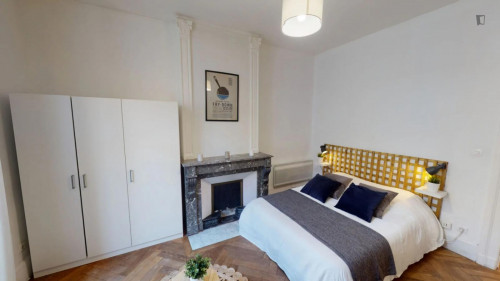 Elegant double bedroom not far from the ESMA