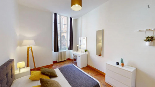 Comfy double bedroom near Esquirol metro station