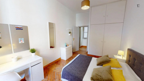 Comfy double bedroom near Esquirol metro station
