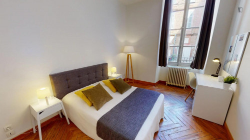 Comfy double bedroom near Esquirol metro station