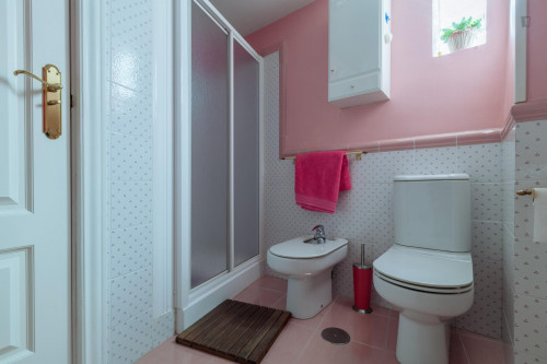 Comfortable single bedroom near Universidad de Granada: Facultad de Ciencias. Full board: breakfast, meal and dinner. - Gallery - 10