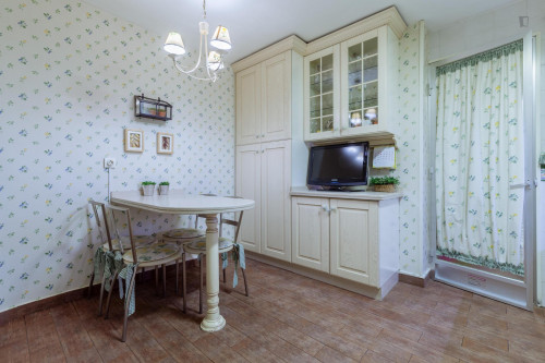 Comfortable single bedroom near Universidad de Granada: Facultad de Ciencias. Full board: breakfast, meal and dinner. - Gallery - 8