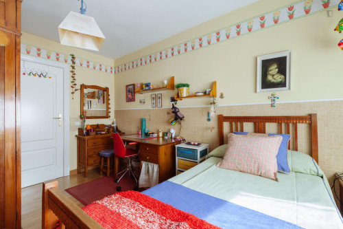 Comfortable single bedroom near Universidad de Granada: Facultad de Ciencias. Full board: breakfast, meal and dinner.