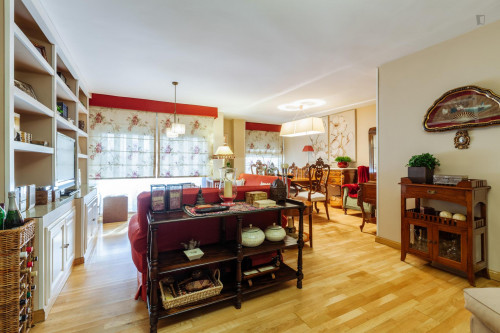 Comfortable single bedroom near Universidad de Granada: Facultad de Ciencias. Full board: breakfast, meal and dinner.