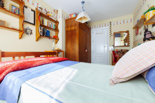 Comfortable single bedroom near Universidad de Granada: Facultad de Ciencias. Full board: breakfast, meal and dinner.