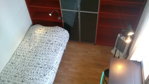 Single bedroom in a 4-bedroom flat near Universidad de Sevilla