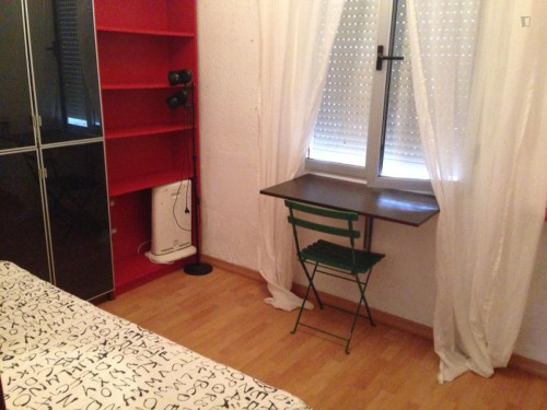 Single bedroom in a 4-bedroom flat near Universidad de Sevilla