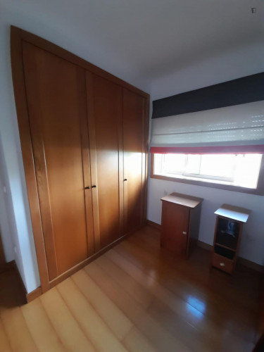 Bright single Bedroom close to Escola Superior de Saúde Norte da Cruz Vermelha Portuguesa