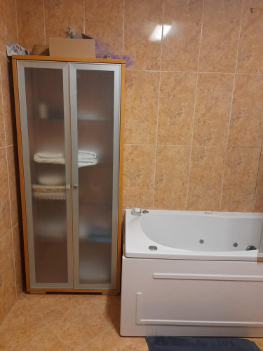 Bright single Bedroom close to Escola Superior de Saúde Norte da Cruz Vermelha Portuguesa