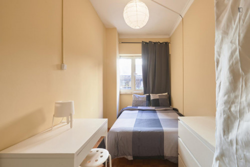 Welcoming double bedroom not far from Jardim Zoológico de Lisboa