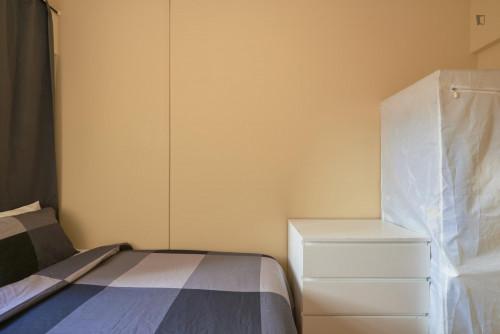 Welcoming double bedroom not far from Jardim Zoológico de Lisboa