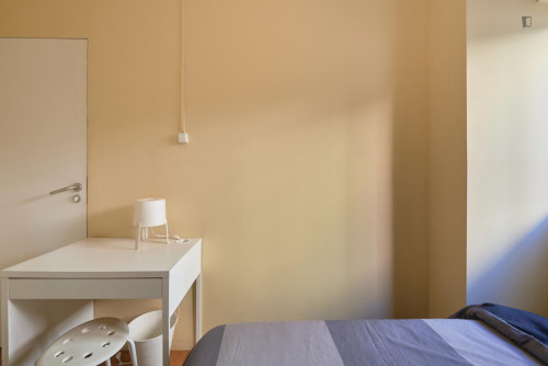 Welcoming double bedroom not far from Jardim Zoológico de Lisboa