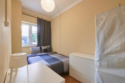 Welcoming double bedroom not far from Jardim Zoológico de Lisboa