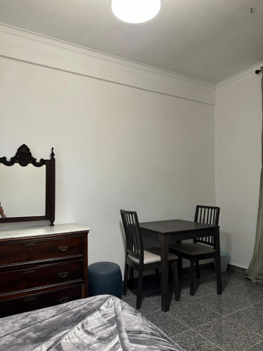 Cosy double bedroom in Casal de Cambra