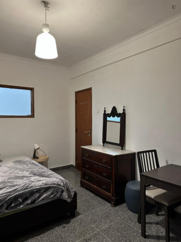 Cosy double bedroom in Casal de Cambra