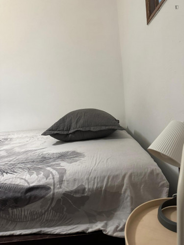 Homely double bedroom in Casal de Cambra