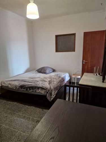 Homely double bedroom in Casal de Cambra