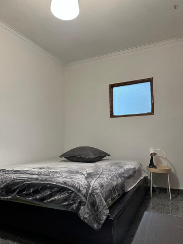 Homely double bedroom in Casal de Cambra