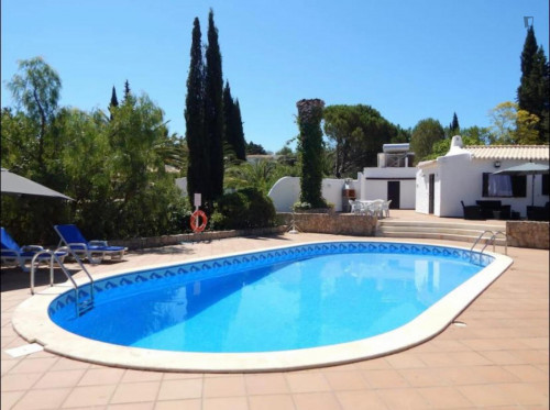 Amazing 3-bedroom flat with a swimming pool and a fantastic outdoor space