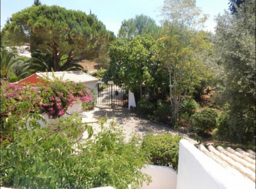 Amazing 3-bedroom flat with a swimming pool and a fantastic outdoor space