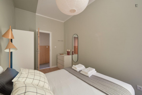 Decent double bedroom close to Mercado de Arroios
