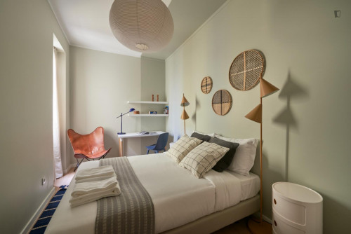 Decent double bedroom close to Mercado de Arroios