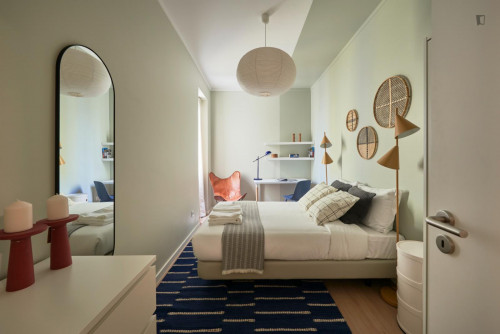 Decent double bedroom close to Mercado de Arroios