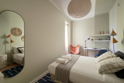 Decent double bedroom close to Mercado de Arroios