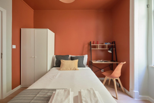Cosy double bedroom near Arroios metro station