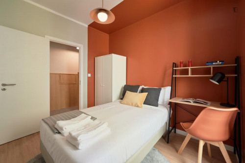 Cosy double bedroom near Arroios metro station