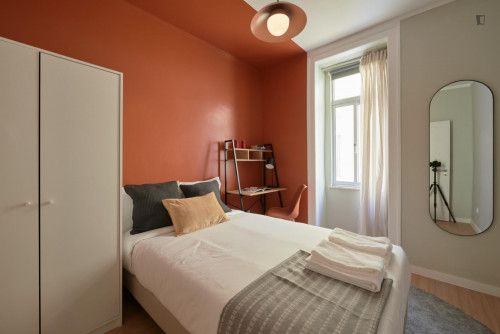 Cosy double bedroom near Arroios metro station