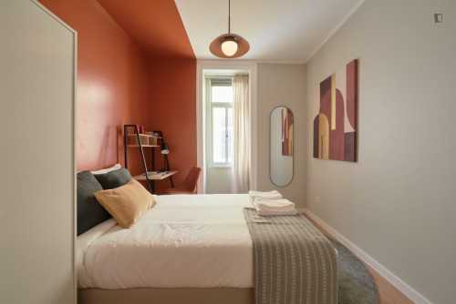 Cosy double bedroom near Arroios metro station