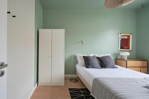 Snug double bedroom close to Arroios metro station