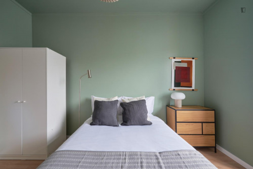 Snug double bedroom close to Arroios metro station