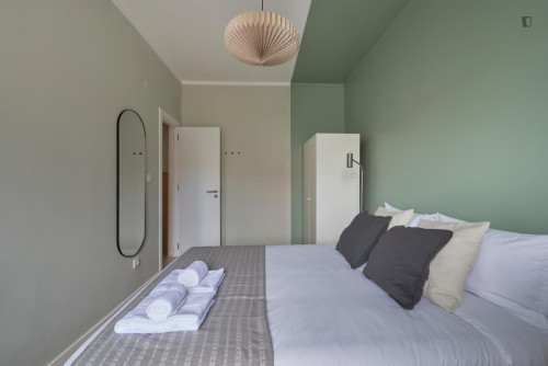 Snug double bedroom close to Arroios metro station