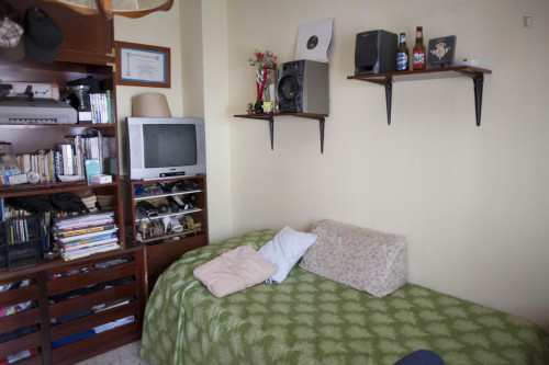 Homely single bedroom in Montequinto